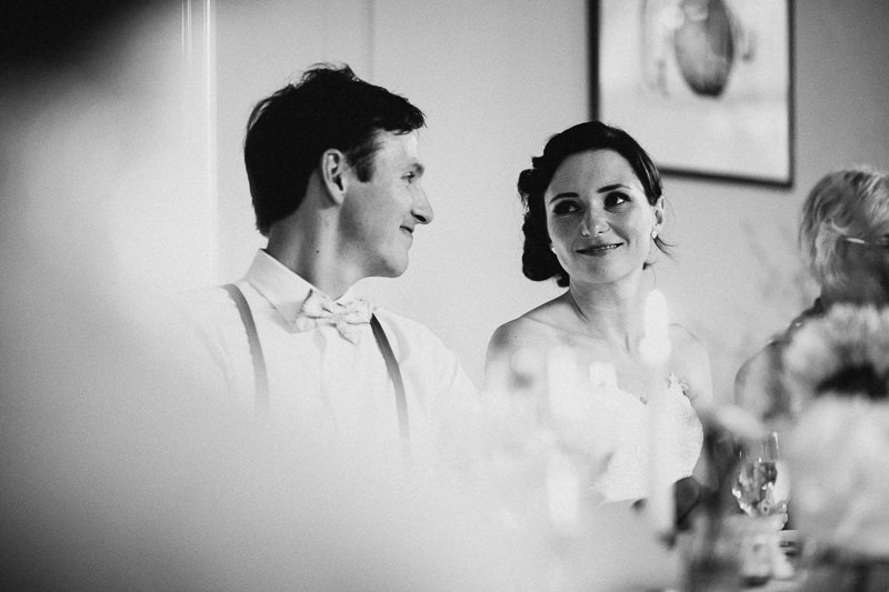 Braut bei der Rede ihres Vaters Hochzeitsfotograf Berlin Schloss Ziethen