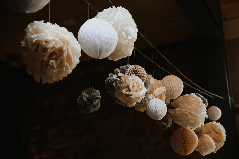 Hochzeit im Weingut am Nil Hochzeitsfotograf Mannheim Dekoration Pompoms