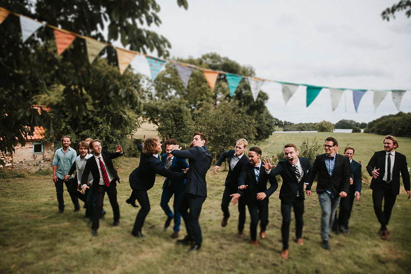 Hochzeit Kiel Hmaburg Groomsmen Hof Brache